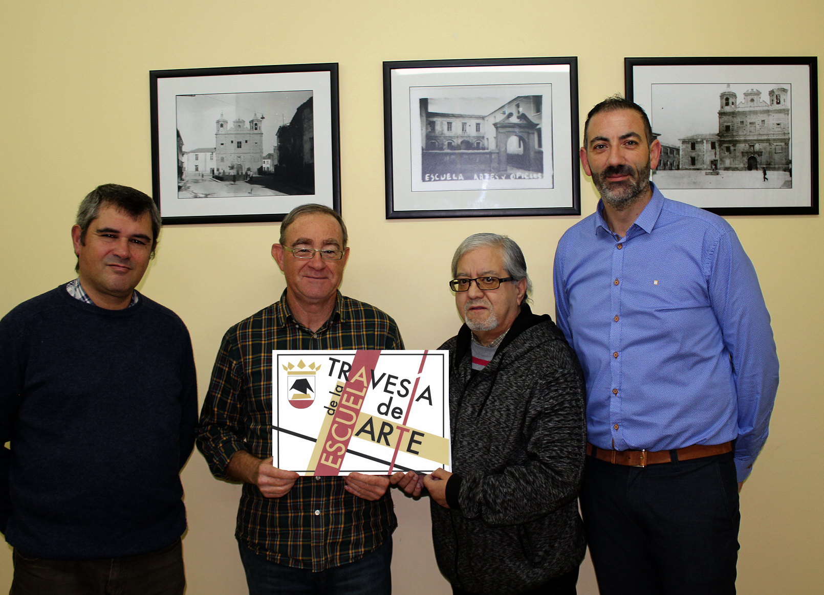 foto de la placa Travesía de la Escuela de Arte ganadora con los miembros del jurado